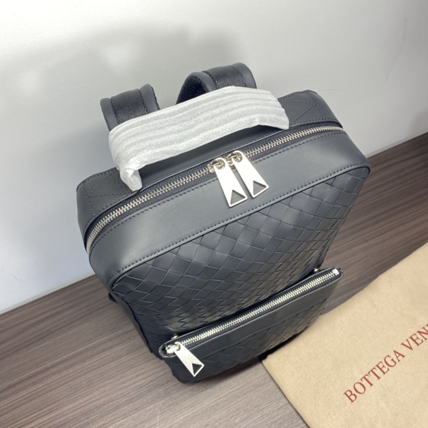 ボッテガヴェネタバッグ背面デザイン